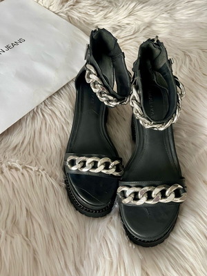 Kendall + Kylie Cass platform sandals used, black with chains