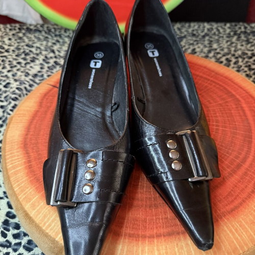 Pointed Toe Black Flats with Decorative Buckle size 35 like new