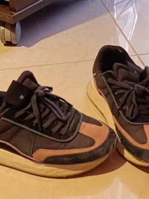 sneakers νούμερο 35 Zara