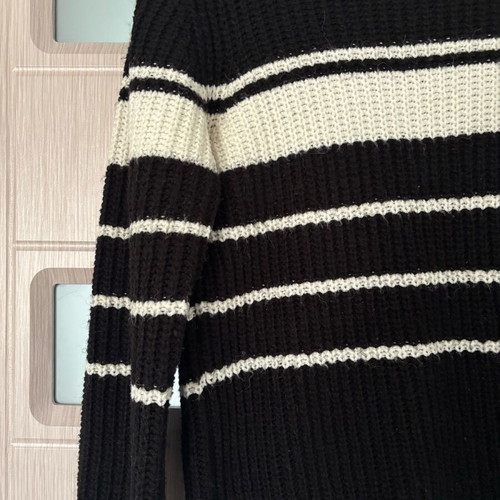 Women's sweater size M like new, black and white