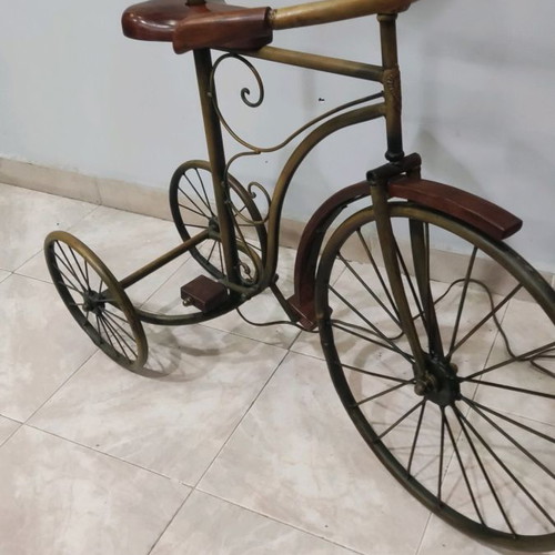 Floor lamp bicycle in excellent condition, bronze color, metal and wood
