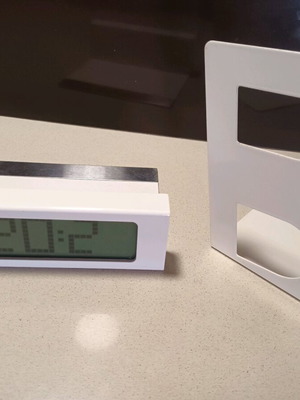 Ψηφιακό ρολόι IKEA με μεταλλικό βιβλιοστάτη σαν καινούργιο