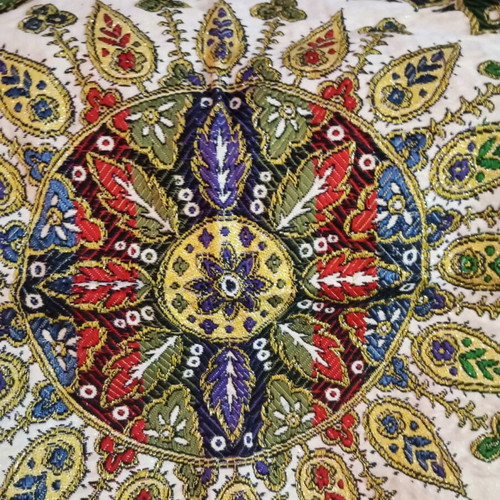 Embroidered Syrian pillow used with golden threads