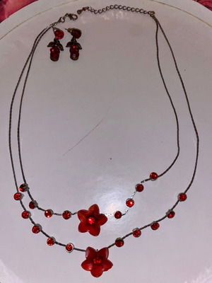 Spring necklace and earrings set used with red details