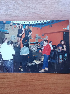 Журналистическа клубна снимка от 1990-те употребявана