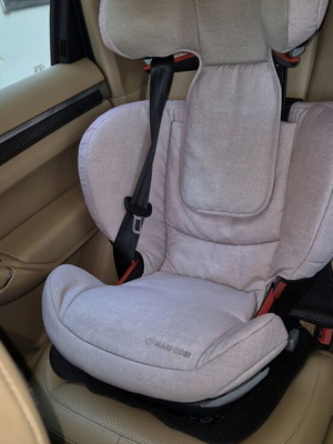 Maxi Cosi car seat 15-36kg like new with Isofix and seatbelt support