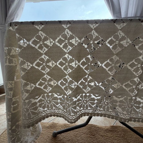 Decorative sofa throw like new, can be used as tablecloth