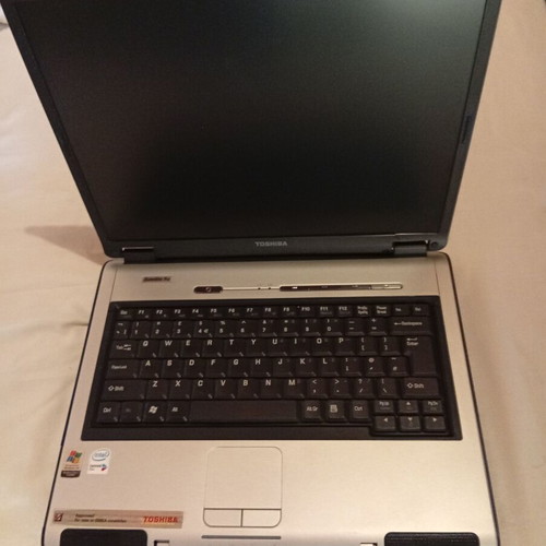 Toshiba laptop 00500dg3 with Windows XP, 15-inch screen