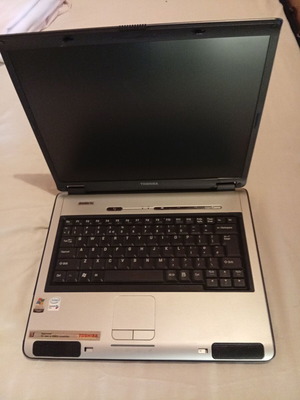 Toshiba laptop 00500dg3 with Windows XP, 15-inch screen