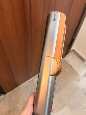 Dyson Airsrait hair straightener like new
