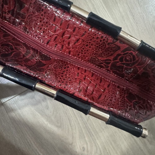 Handbag used with multiple inner pockets, black and red
