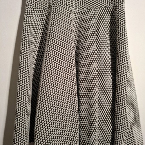 Black and white dress like new, sleeveless with zigzag patterns