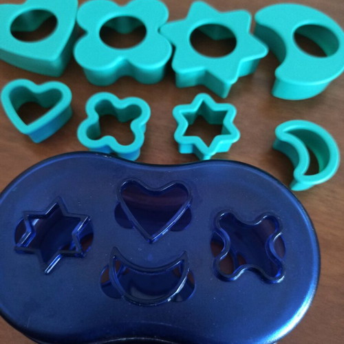 Tupperware Cookie Cutters Set like new with various shapes