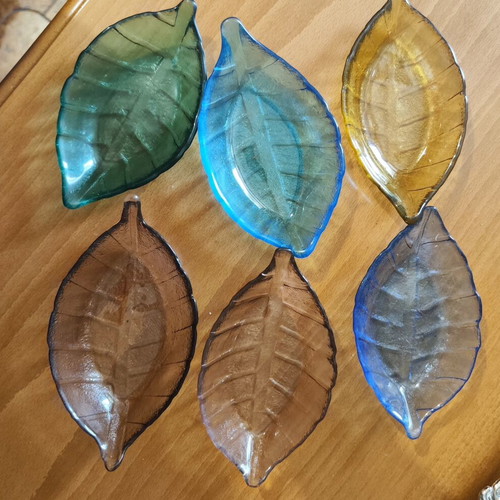 Glass leaf-shaped plates set of 6, like new