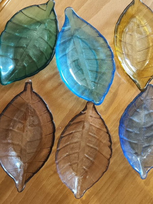 Glass leaf-shaped plates set of 6, like new