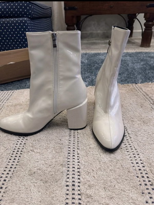 RAID white ankle boots size 39 like new