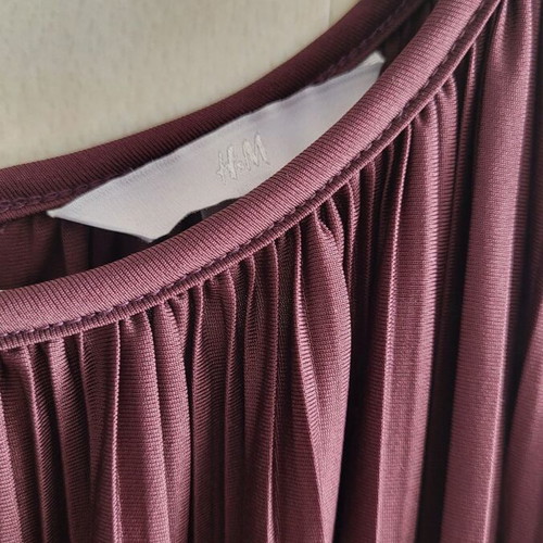 Pleated dress H&M new, medium size, burgundy with belt
