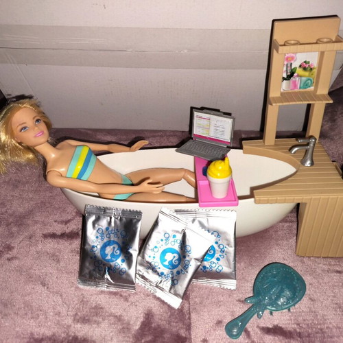 Barbie spa like new with bath accessories and salt packets