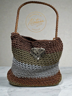 Χειροποίητη τσάντα χειρός καφέ με πλεκτή υφή και ασημί διακοσμητικό, καινούργια