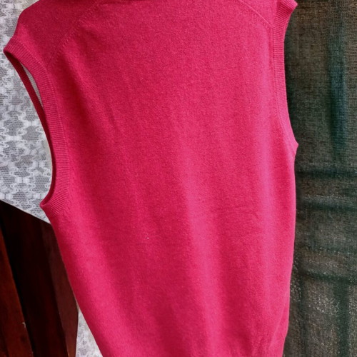 V-neck sweater vest like new, red, 50% cashmere 50% merino wool