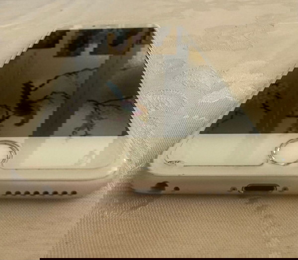 Πωλείται iPhone 6s plus Silver Αριστο με τζάμι και θήκη από την πρώτη μέρα, full λειτουργικό ...