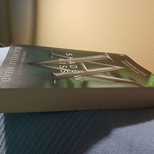 Shadow Kiss Richelle Mead like new with defect on back cover