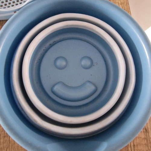Dog or cat bowls like new