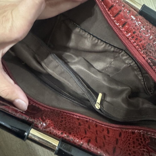 Handbag used with multiple inner pockets, black and red
