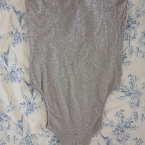 R and Co sleeveless turtleneck used, silver, size L