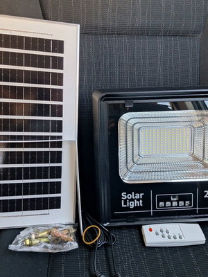 Соларен LED прожектор 200W IP66 с панел и дистанционно нов