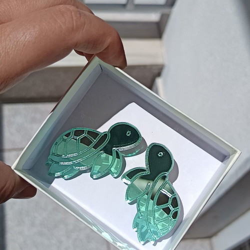 Plexiglass earrings turtle, like new, green color, stainless steel clasp