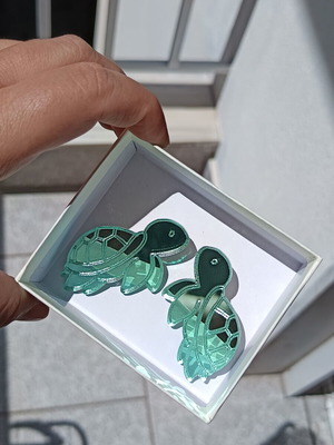 Plexiglass earrings turtle, like new, green color, stainless steel clasp