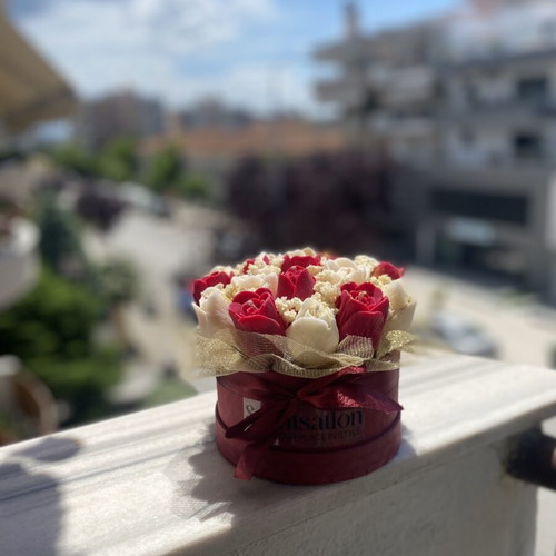 Handmade scented bouquet candle 100% soy wax with red forest fruits and Madagascar vanilla