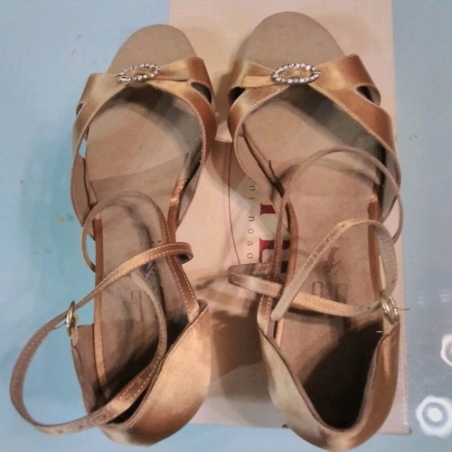 G&G pumps new, gold color, size 40 with low heel