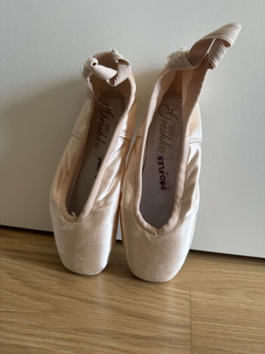 Pointe shoes children's size 4 1/2 like new