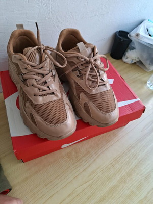 Women's athletic shoes used, beige chunky design