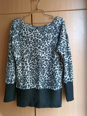 Leopard blouse like new, size L, black and gray