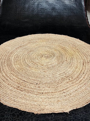 Woven straw rug like new, 1.20 m diameter