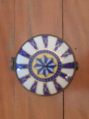 Porcelain box like new, collectible with lid