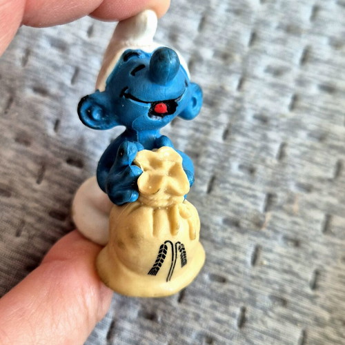 Schleich Peyo Smurf holding treasure figure