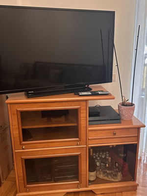 Vintage TV cabinet like new with storage and display shelves