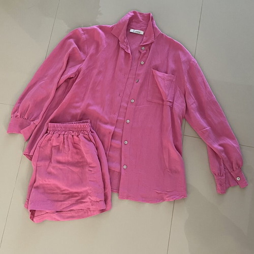Fuchsia shirt and linen-type shorts set, like new, one size