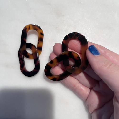 Earrings in black and brown