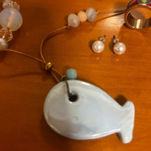 Long necklace with ceramic fish motif, pearl earrings and ring, new