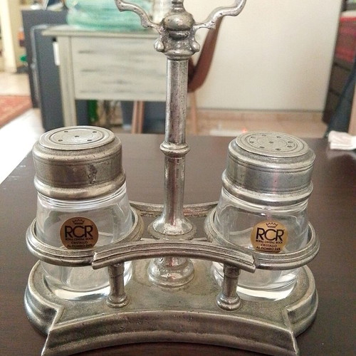 Vintage salt and pepper set like new with crystal containers and metal base