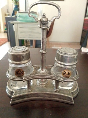 Vintage salt and pepper set like new with crystal containers and metal base