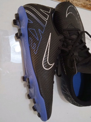 Nike football shoes new, size 40, black