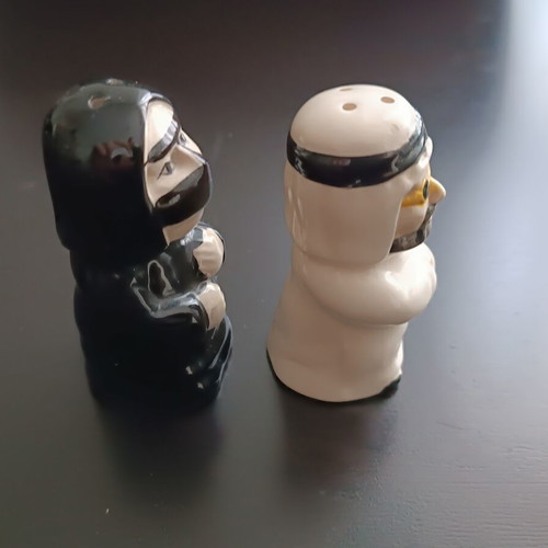 Salt and pepper shakers with traditional Arabian attire, new