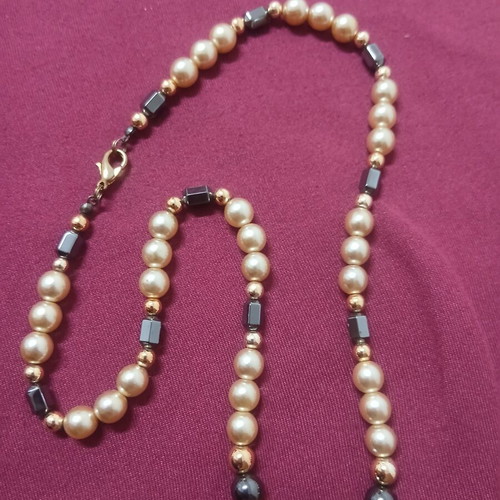 Women's necklace with pearls like new