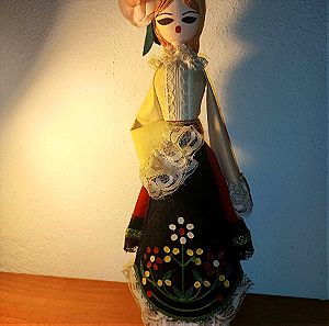 Vintage κούκλα με παραδοσιακή ενδυμασία